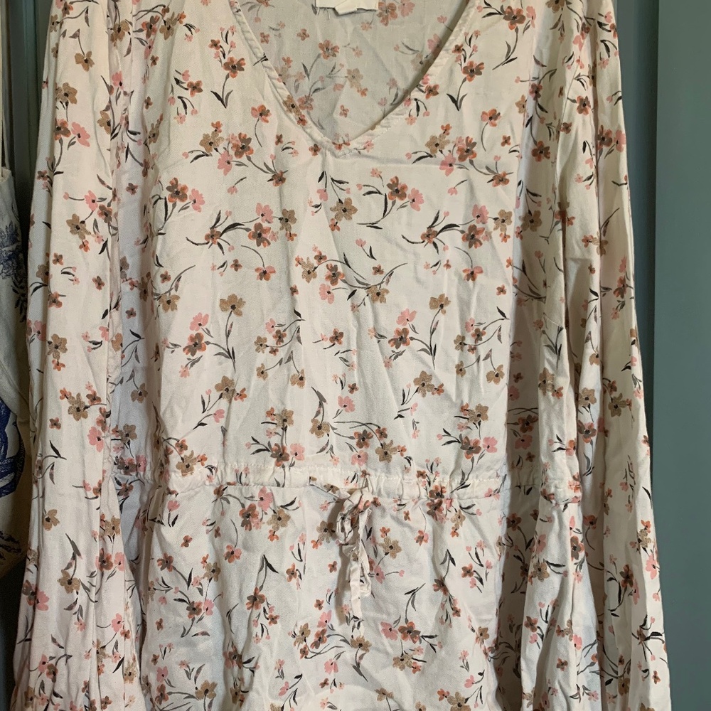 Candace Cameron floral top